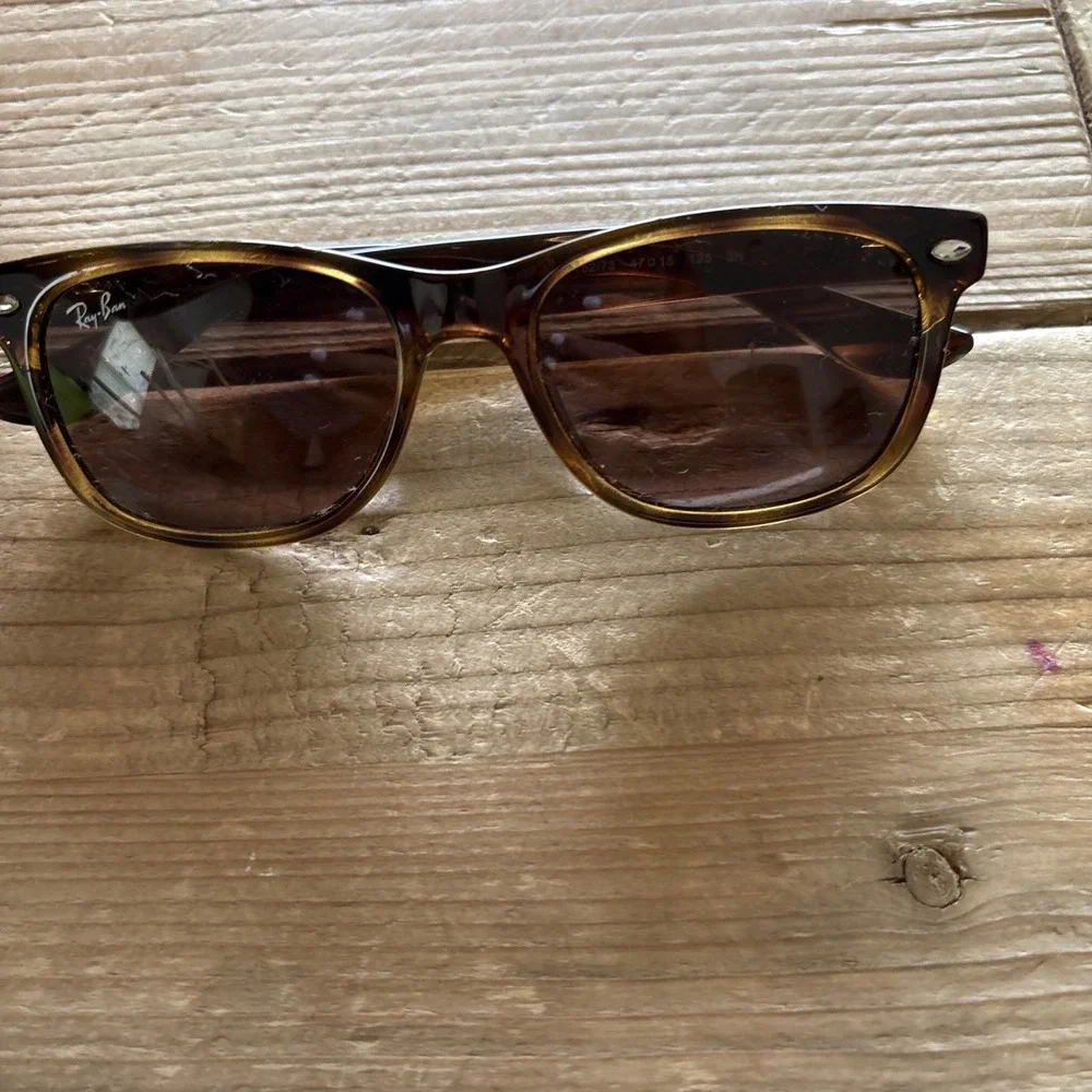 Pre-owned Ray-Ban Junior sunglasses. Scratched lenses; good frame. See photos.